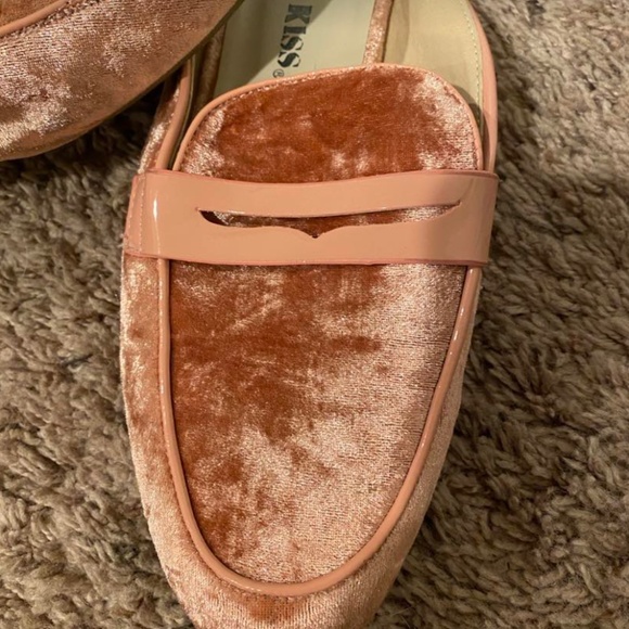 Hot Kiss pink crushed velvet penny loafer flats - Picture 4 of 5